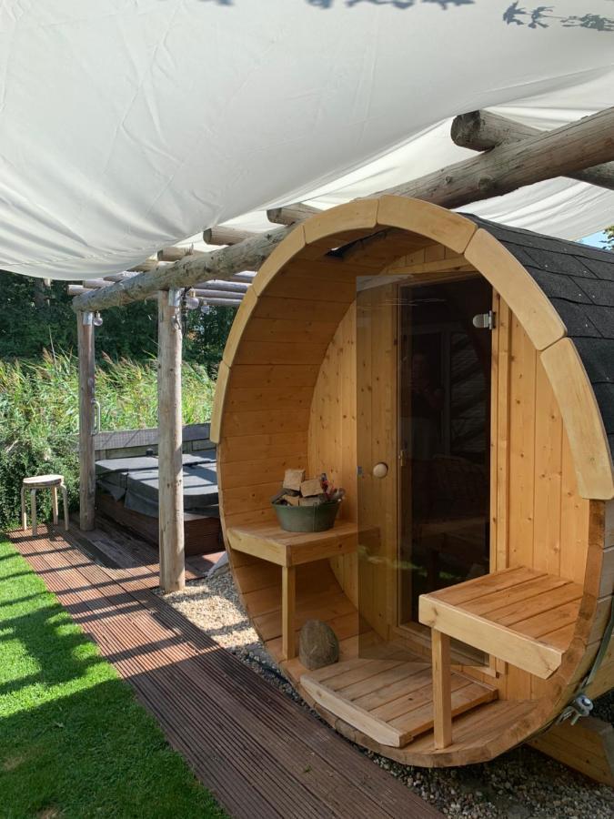 "Zeelandzon" Holiday Home By The Lake With Jacuzzi And Sauna Herkingen ภายนอก รูปภาพ